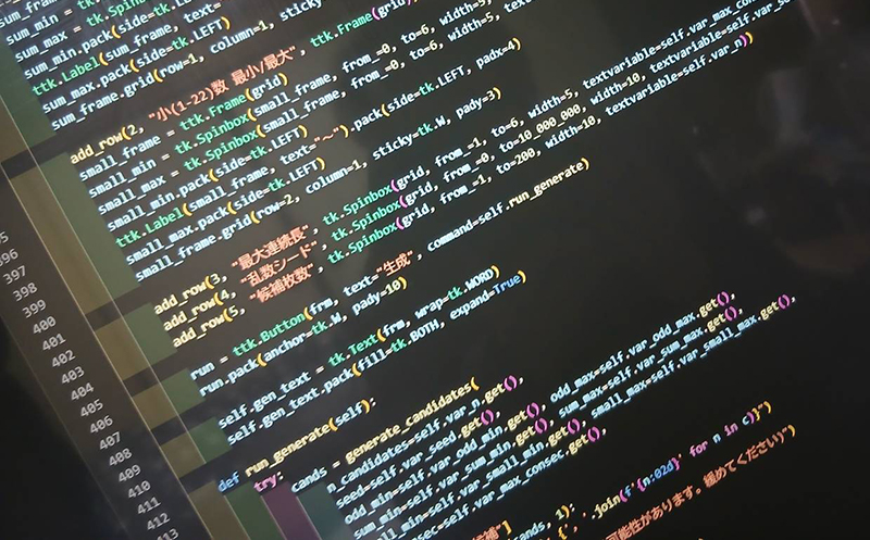プログラミングコードが映るディスプレイ
